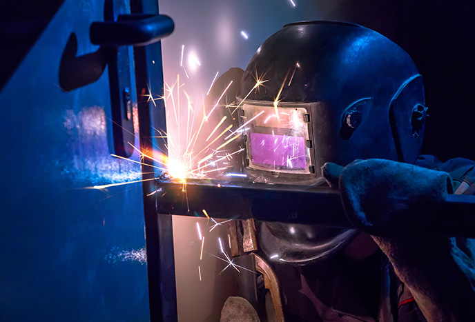 /globalassets/apprenticeship-5i-welder-688x467.jpg